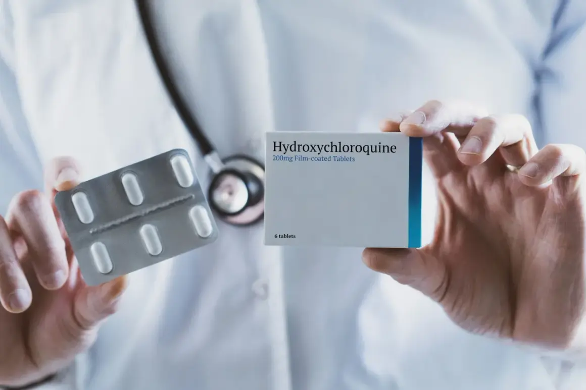 Lekarz prezentuje opakowanie Hydroxychloroquine Adamed i blister z tabletkami.