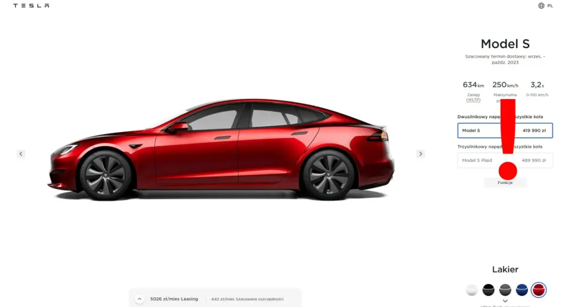 Czerwona Tesla Model S na białym tle, z widocznymi danymi technicznymi i ceną.