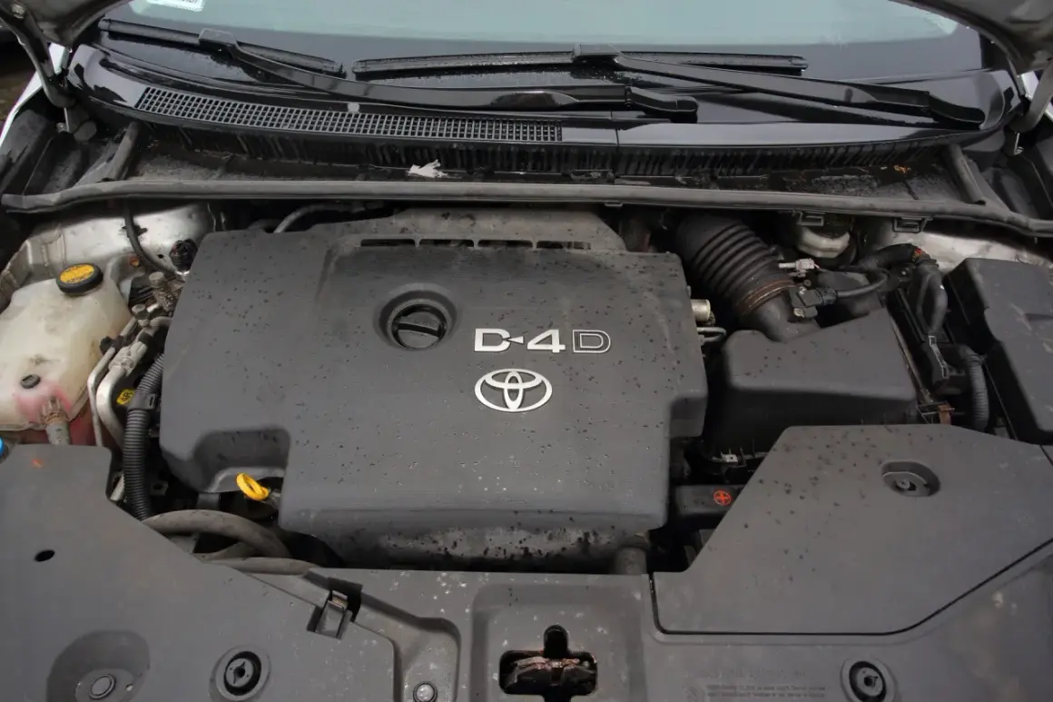 Silnik Toyota D4D, widok z góry. Pokrywa silnika z logo Toyoty i napisem D-4D.