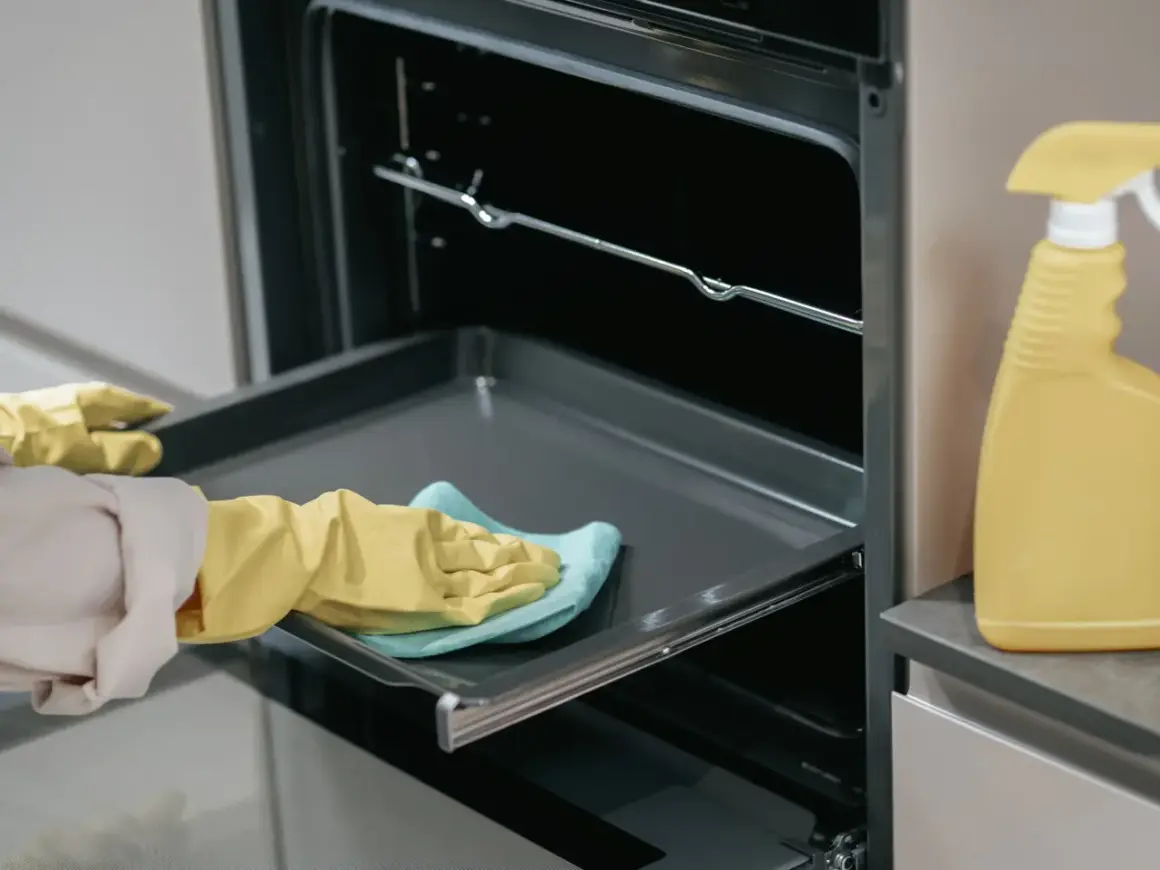 Rękawiczki i ściereczka czyszczą wnętrze piekarnika Whirlpool 6. Zmysł czyszczenie to klucz do lśniącej kuchni.