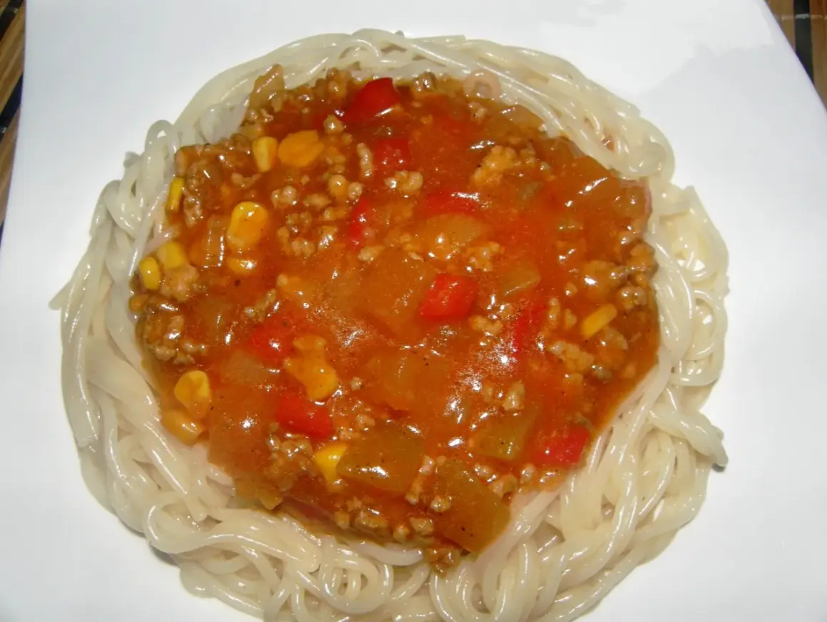 Proste spaghetti z sosem słodko-kwaśnym, które zachwyci każdego
