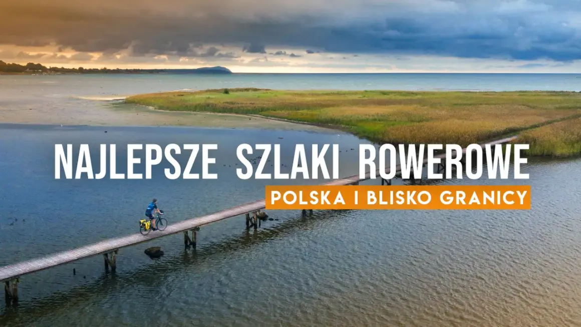 Rowerzysta przemierza drewniany pomost nad jeziorem, odkrywając najlepsze trasy rowerowe wokół jeziora w Polsce.