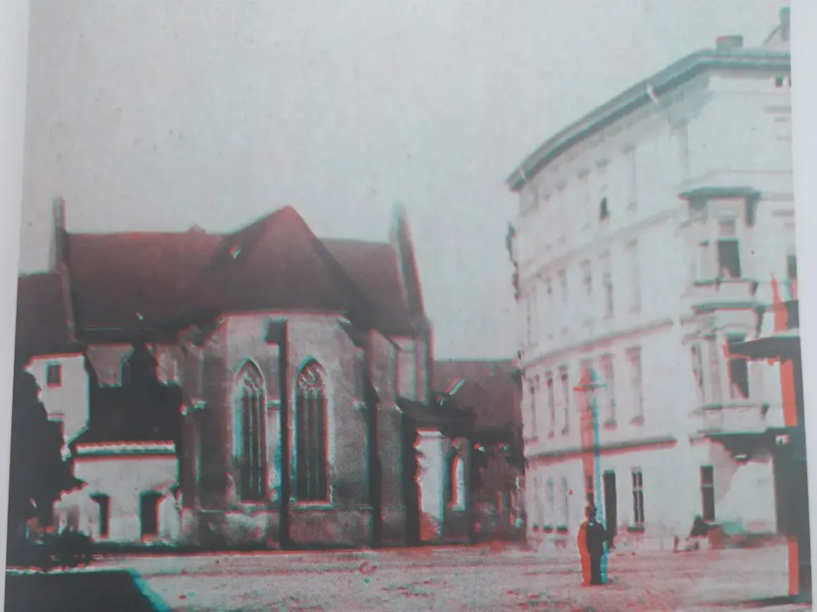 Widok placu z kościołem i kamienicą. Efekt przestrzenny dzięki technice fotografia stereoskopowa.