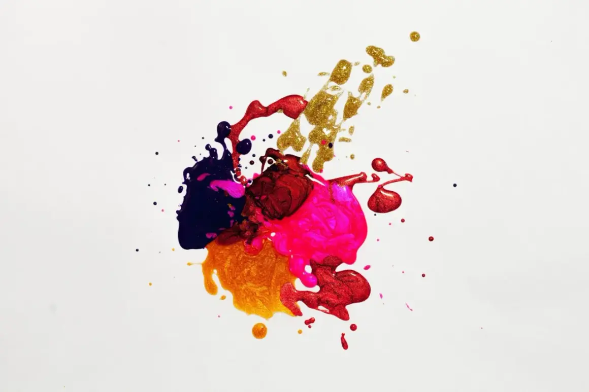 Schizzi di vernice metallizzata, oro, rosso, fucsia e blu, ricordano un aerografo cos'è, creando un'esplosione di colore.