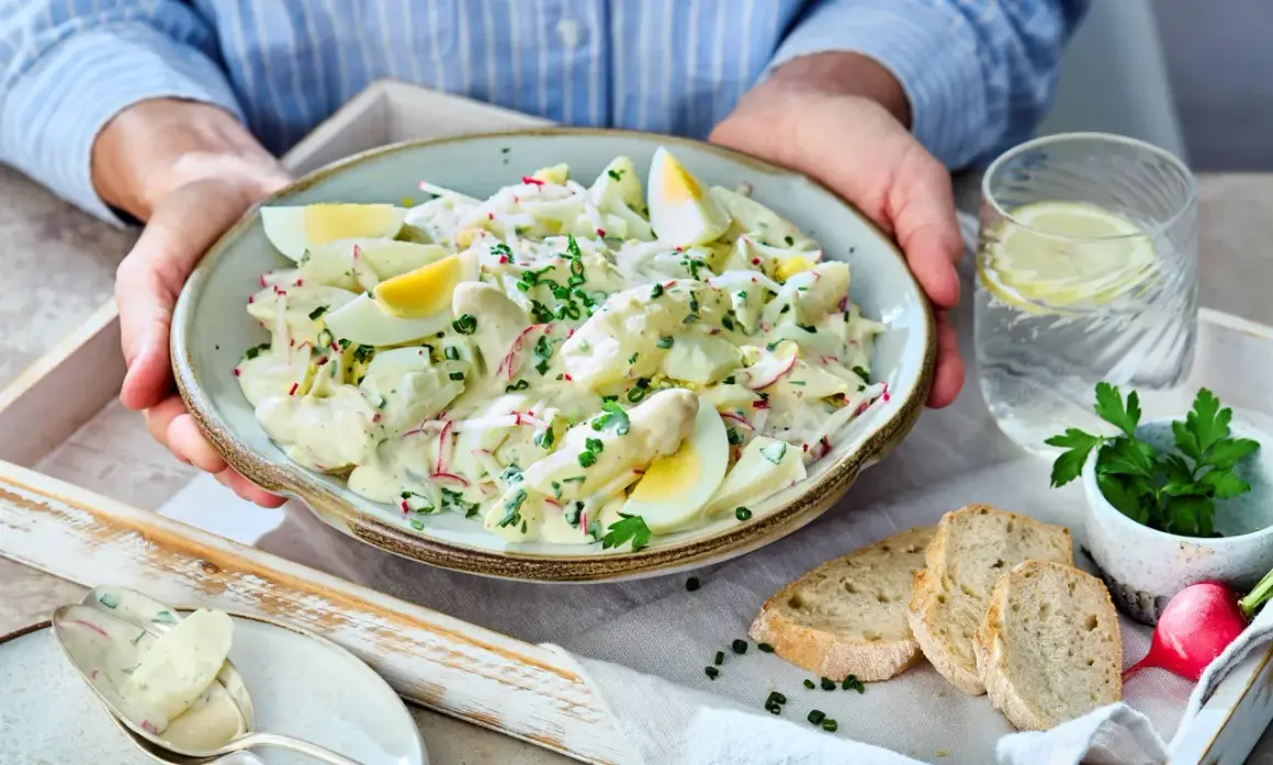 Ein köstlicher Spargelsalat mit Eiern und Radieschen, perfekt für ein leichtes Mittagessen. Dieses Spargelsalat Rezept ist ein Genuss!