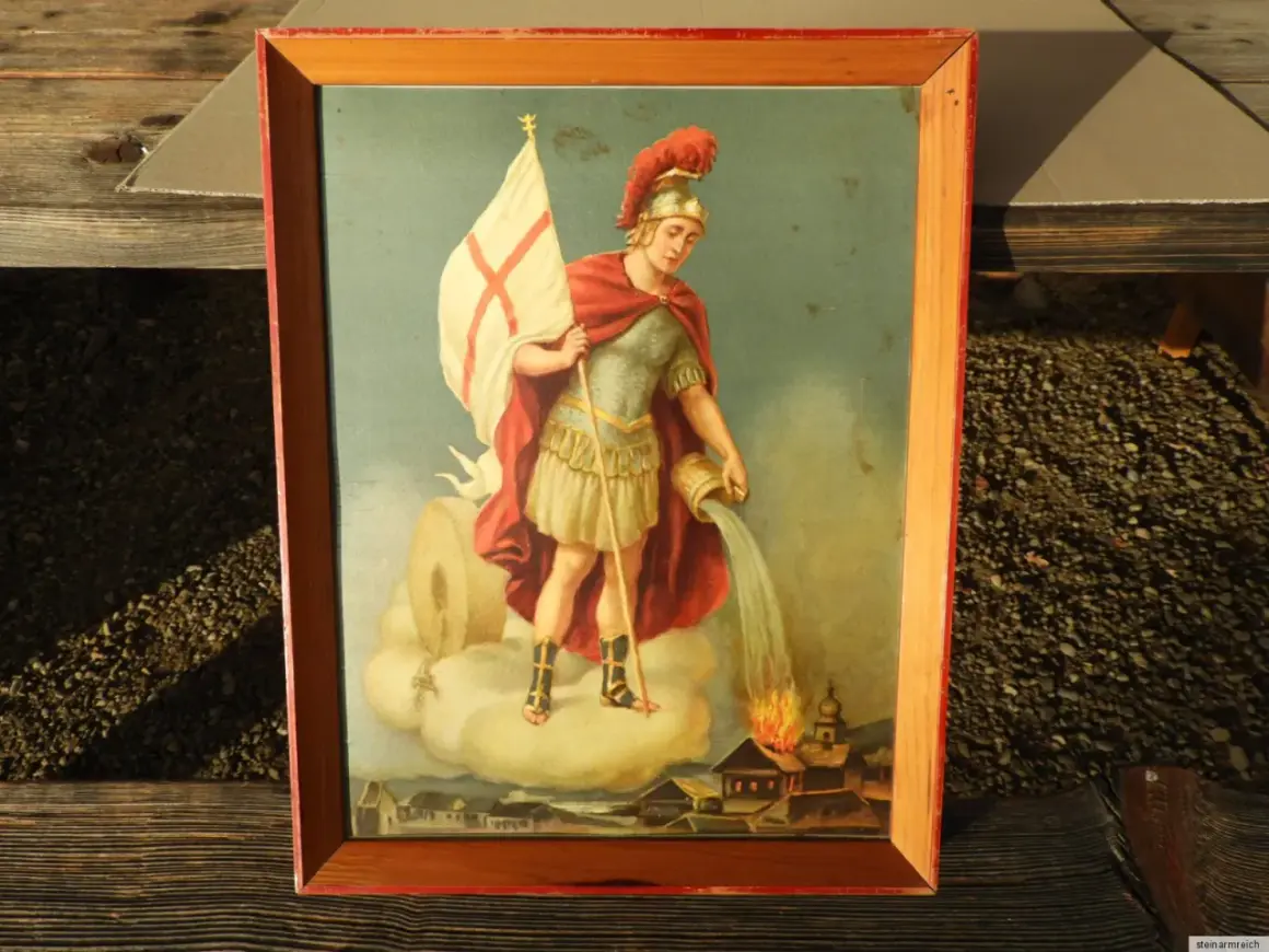 Gemälde zeigt den Heiligen Florian, der mit einem Krug Wasser ein brennendes Dorf löscht.