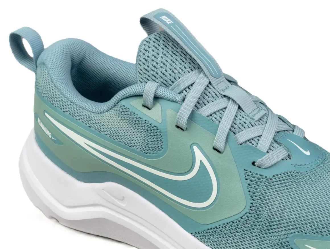 Turkusowe nike free run damskie z białym logo i podeszwą. Idealne do biegania i codziennego użytku.