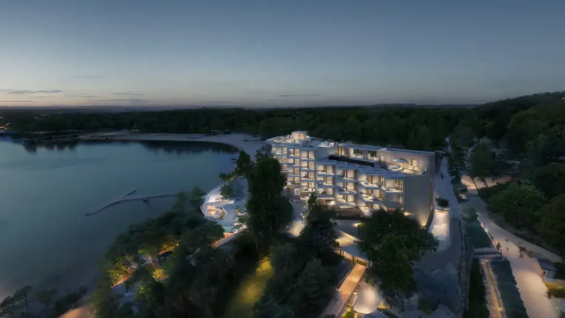 Nowoczesny hotel nad jeziorem, z tarasami i oświetloną ścieżką. Nysa trasa zaprasza do relaksu.