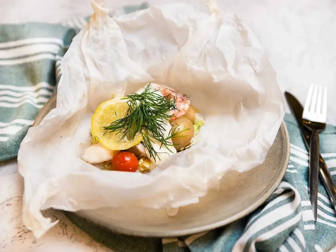 En läcker torsk i foliepaket med potatis, räkor, citron och dill. Enkelt och gott!