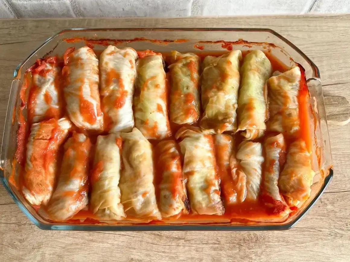 Pyszne gołąbki w sosie pomidorowym, gotowe do pieczenia w piekarniku.