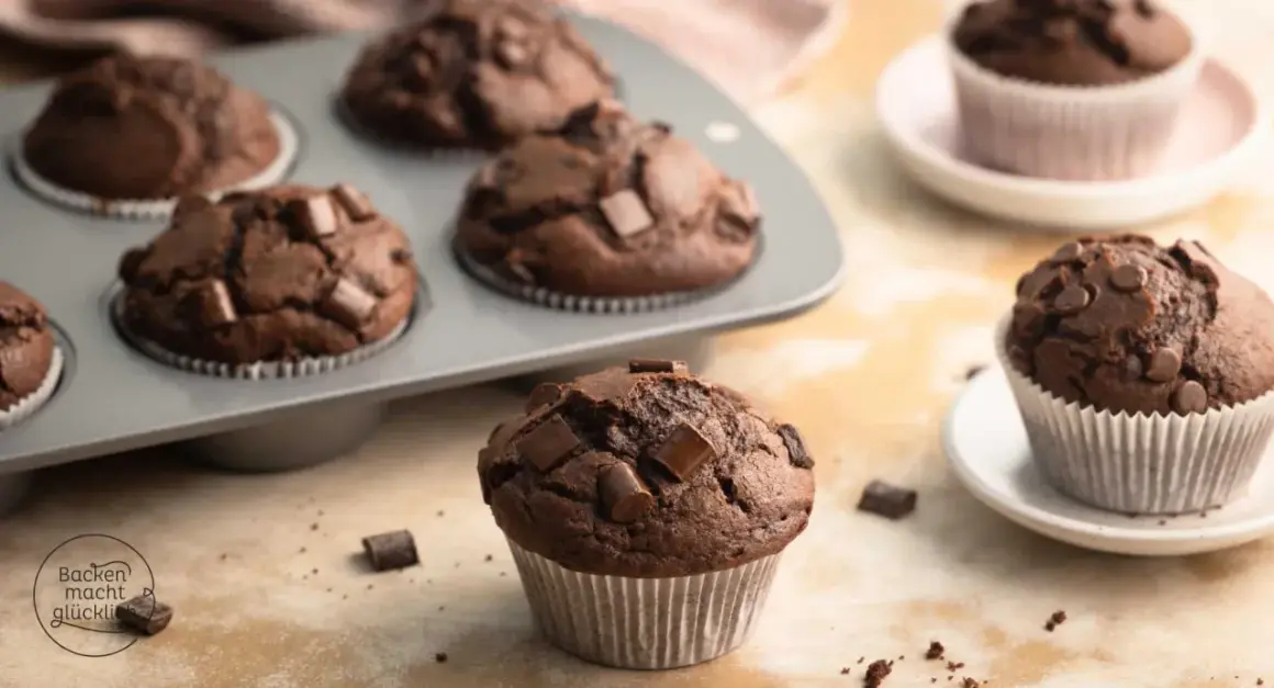 Saftige Schokomuffins mit Schokostückchen, perfekt für ein schnelles schokomuffins rezept.