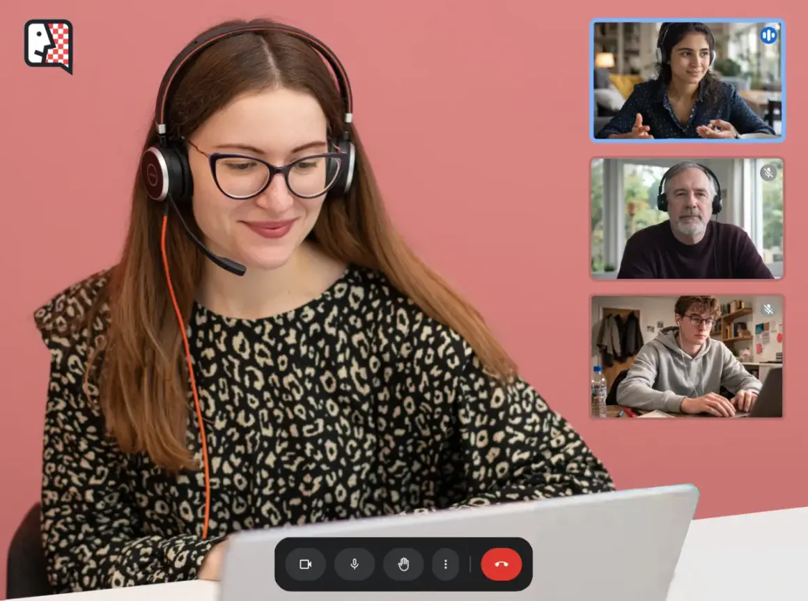 Frau mit Headset im Videoanruf, fragt "Dobro jutro, welche Sprache?" und spricht mit drei Personen.