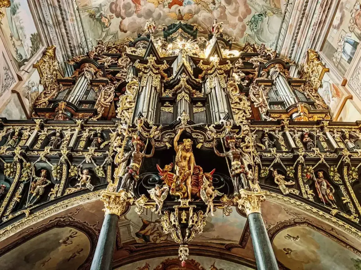 Złota, barokowa fasada organów w Leżajsku, pełna rzeźb i zdobień, to jedna z głównych atrakcji miasta.