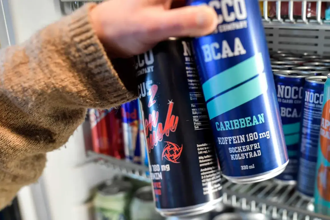 Hand plockar NOCCO Caribbean med 180 mg koffein per 100 ml. Sockerfri och kolsyrad energidryck.