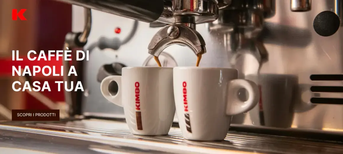 Två vita kaffekoppar fylls med italienskt kaffe från en espressomaskin.