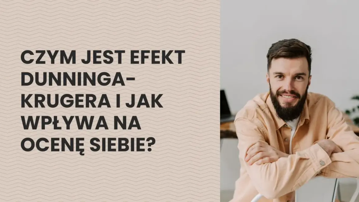 Mężczyzna z brodą uśmiecha się, siedząc przy biurku. Tekst na ekranie pyta o efekt Dunninga-Krugera i jego wpływ na samoocenę, omawiając psychologiczne aspekty.