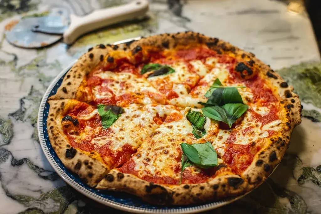 Gdzie powstała pizza? Odkryj sekrety neapolitańskiej legendy