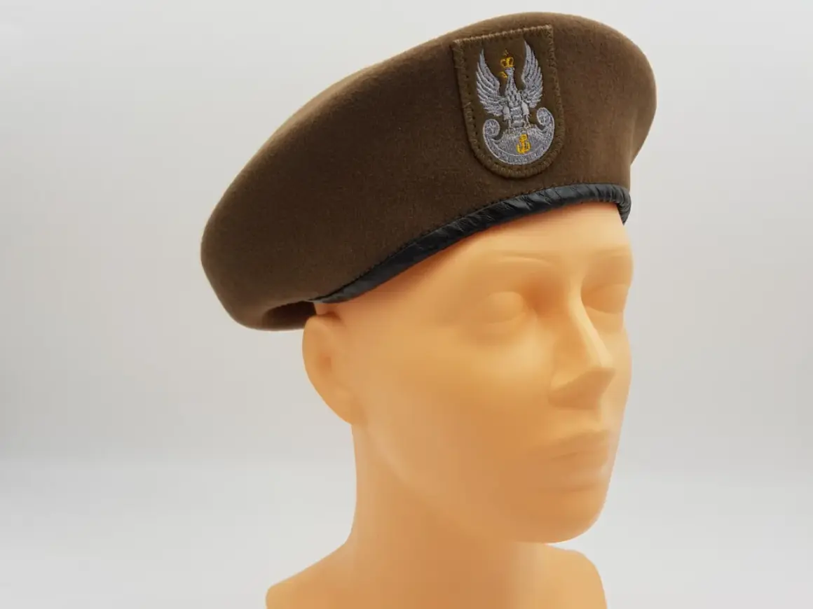 Brązowy beret wojskowy z orłem, jeden z rodzajów czapek wojskowych, prezentowany na manekinie.