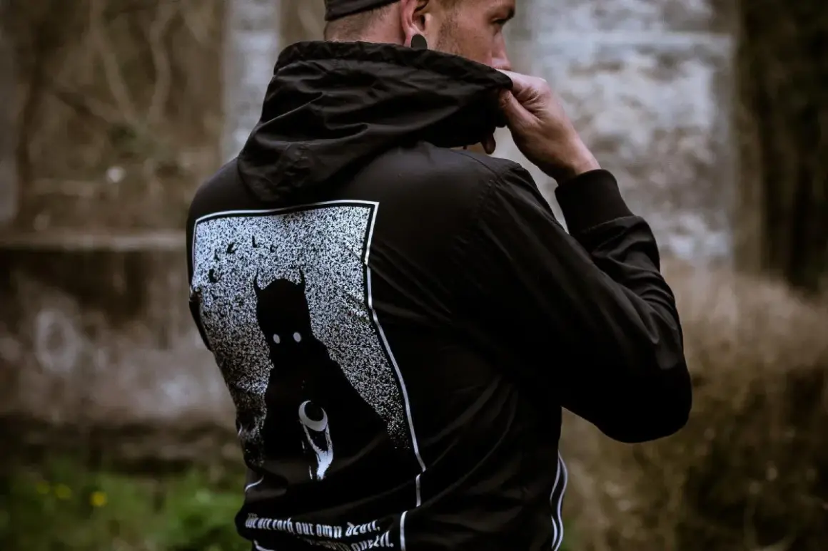 Jak ściągnąć naklejkę z bluzy? Bezpieczne metody krok po kroku