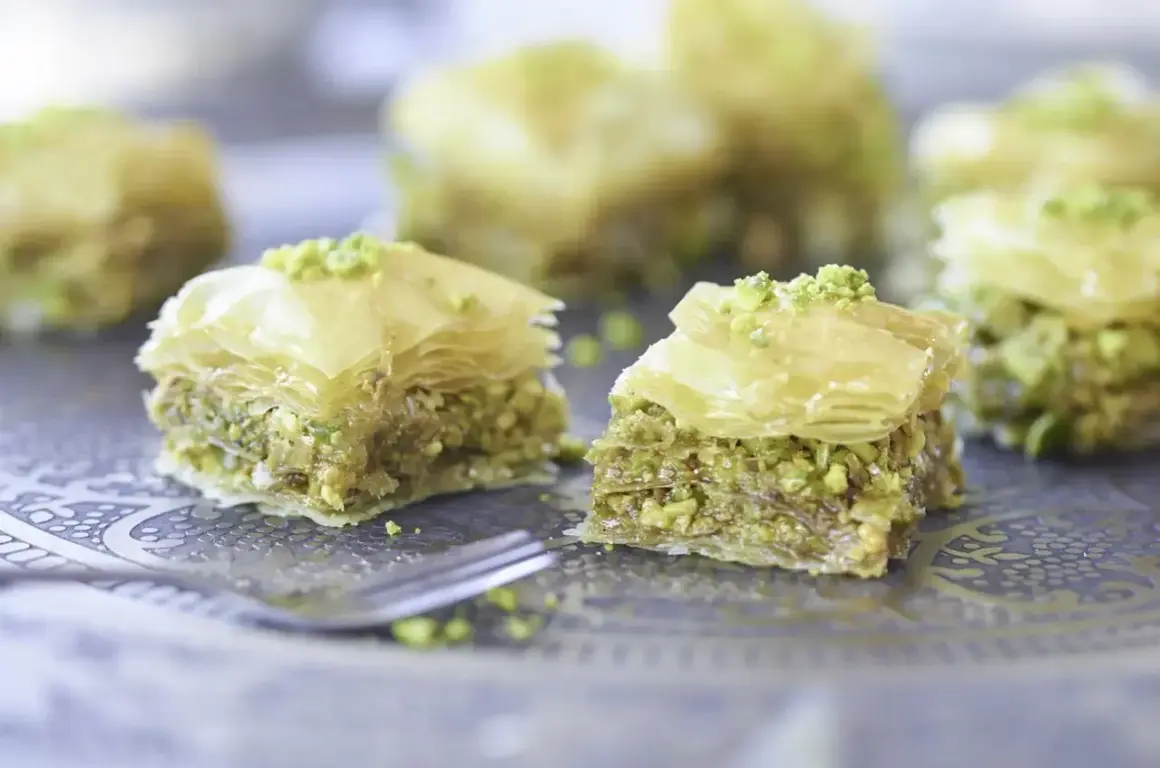Słodka baklava, co to? Kruche ciasto filo z orzechami i syropem, posypane pistacjami. Idealna na deser.