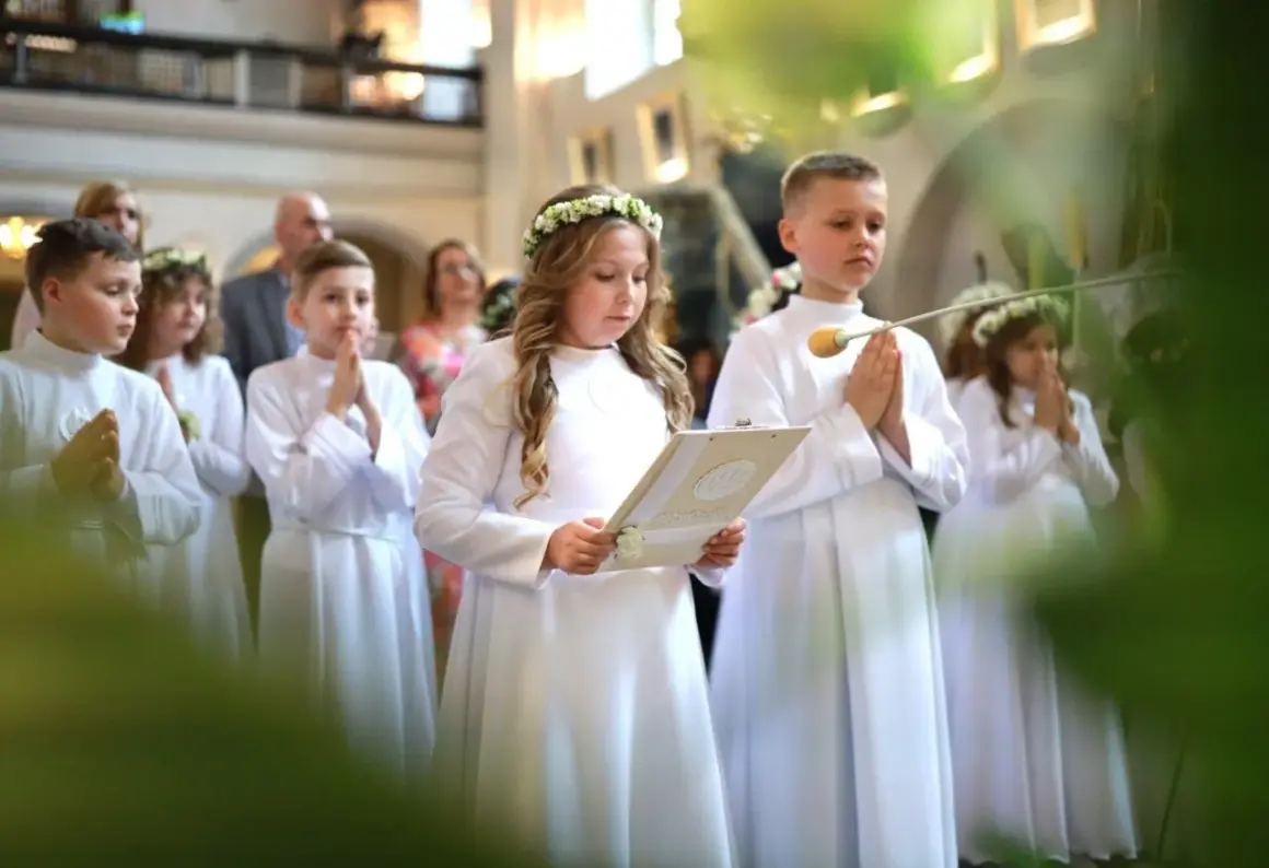 Jak wygląda komunia? Poznaj znaczenie i przebieg uroczystości