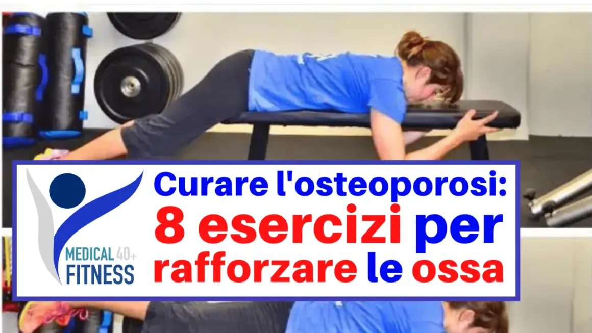 Donna in posizione di plank su panca, parte di un programma di ginnastica per osteoporosi grave.