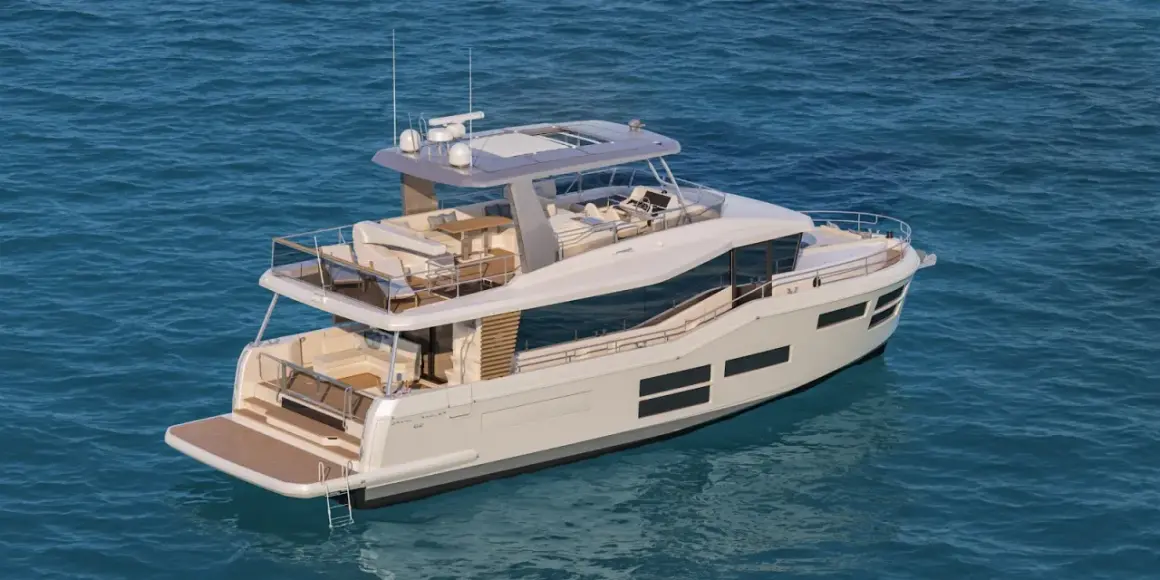 Un lussuoso yacht elettrico bianco naviga su acque blu, con ampi ponti e comode aree salotto.