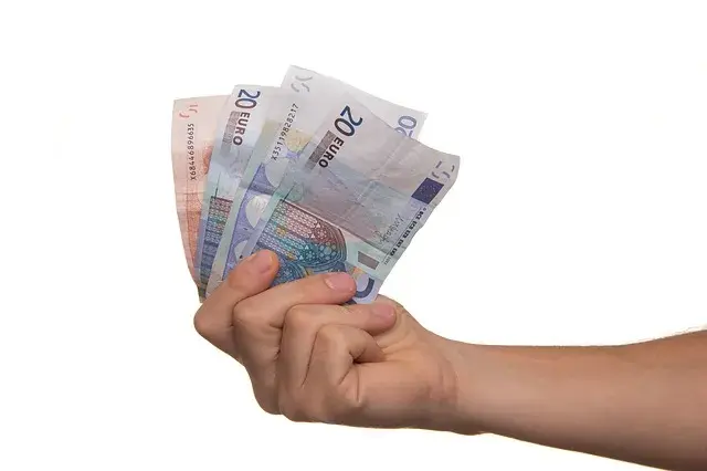Koszty badań DNA w sądzie: Kto płaci i jak uzyskać zwolnienie?