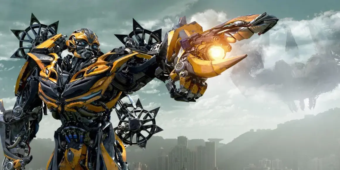 Bumblebee, jeden z robotów Transformers, celuje z działka na tle mglistego miasta i latających maszyn.