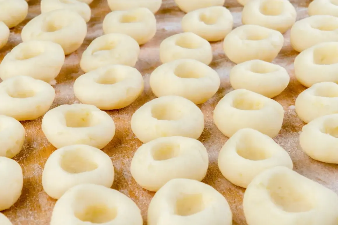 Rządki okrągłych klusek śląskich, idealnych na obiad. Zastanawiasz się, ile kcal ma kluska śląska?