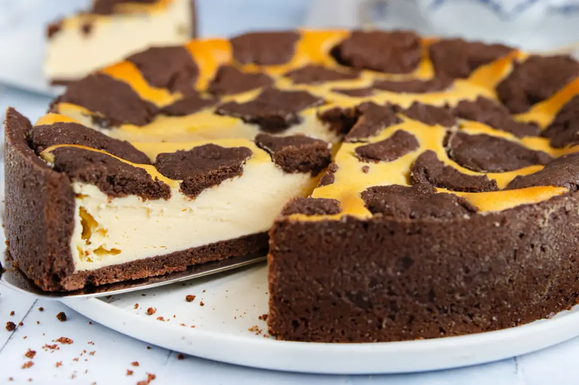 Ein köstlicher Zupfkuchen mit Schokoladenstreuseln und cremiger Füllung, bereit zum Servieren. Dieses Zupfkuchen Rezept ist ein Genuss!