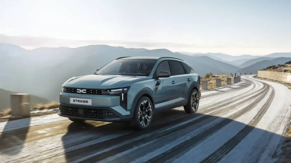 Nowy Dacia c neo Striker przemierza krętą, ośnieżoną drogę w górach.