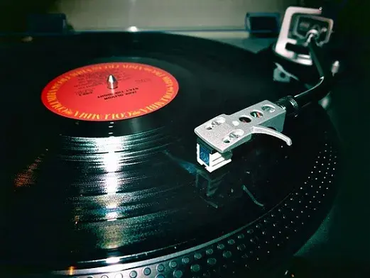 Płyty winylowe muzyka elektroniczna – gdzie kupić i co wybrać?