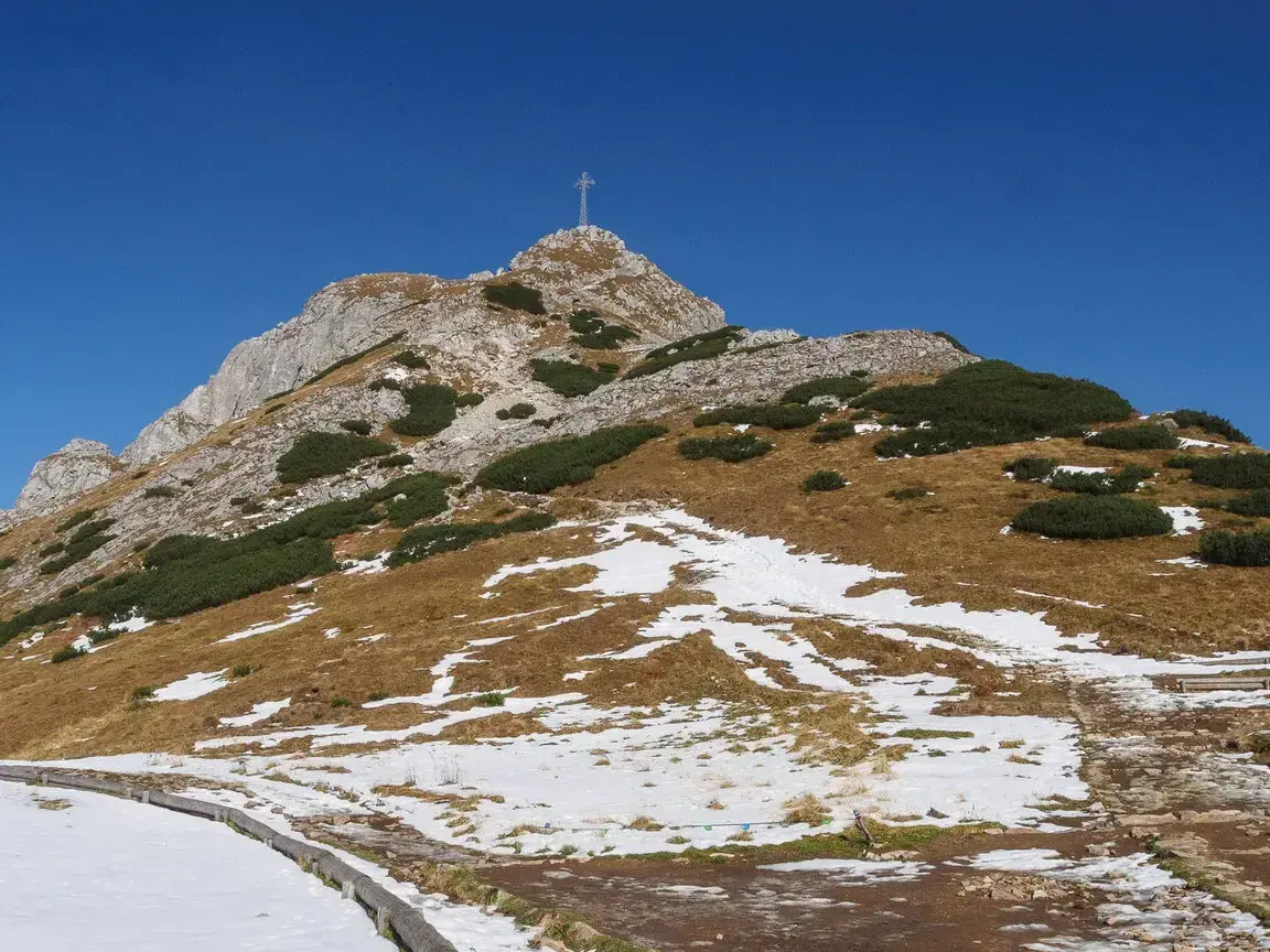 Giewont: Który szlak wybrać? Bezpieczne wejście na szczyt!