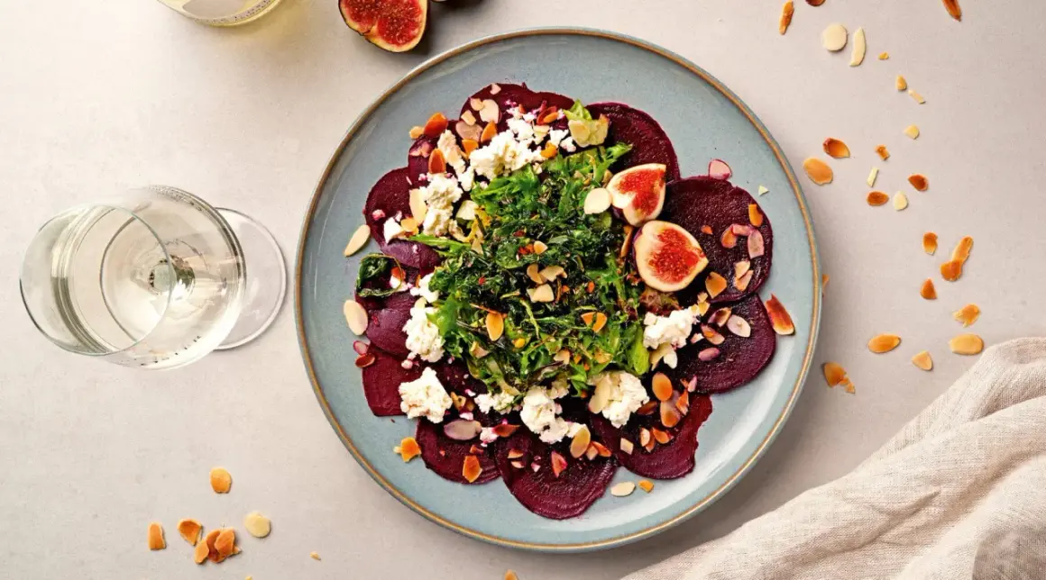 Rote Bete Carpaccio mit Ziegenkäse, Feigen und Mandeln – ein leichtes Hauptgericht.