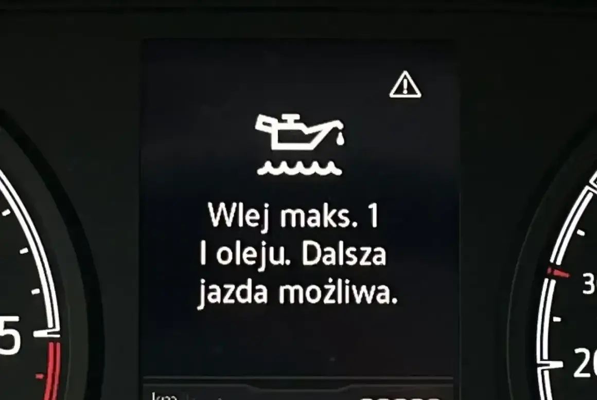 Niski poziom oleju. Wlej maks. 1 litr. Kontrolka ciśnienia oleju świeci się, ale jazda jest możliwa.