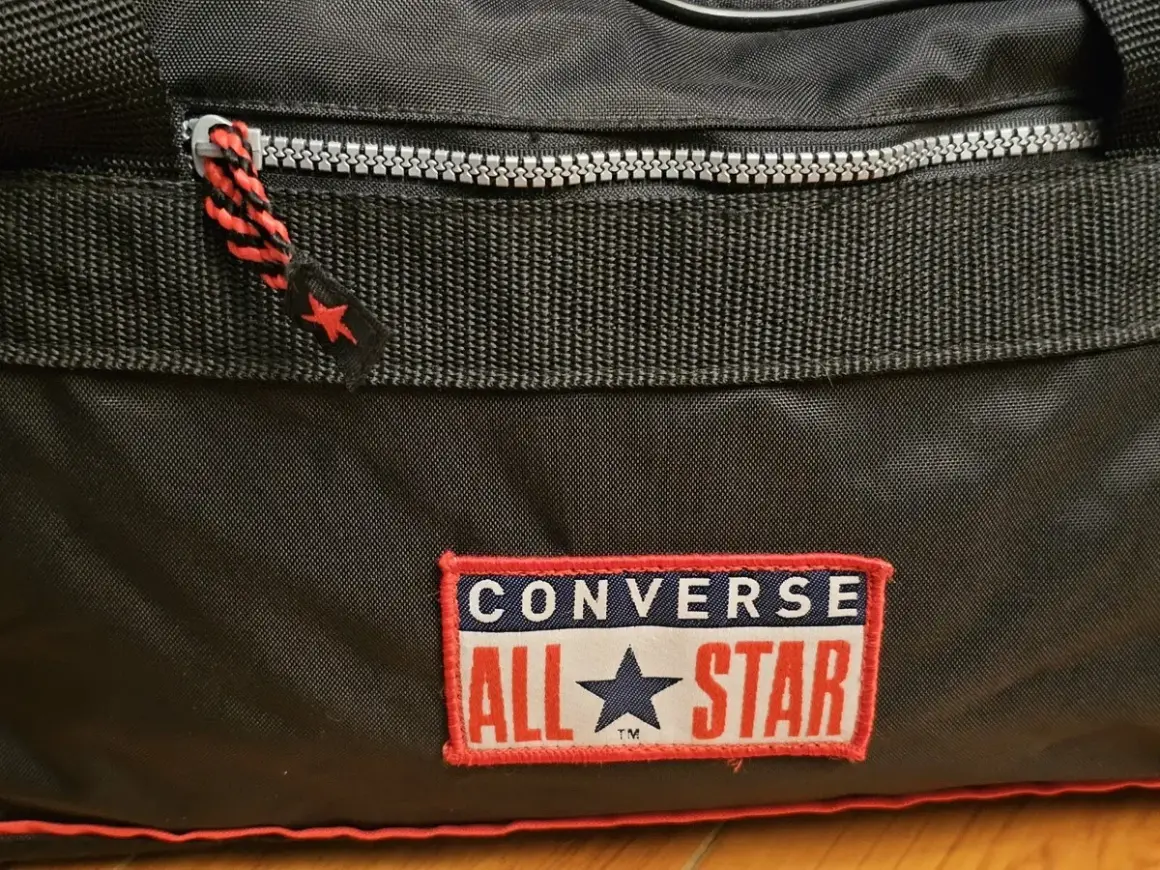 Czarny worek Converse z czerwonymi akcentami i naszywką "All Star". Idealny na treningi i codzienne wyzwania.