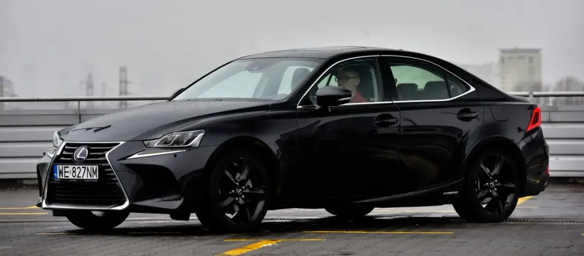 Czarny Lexus IS z kierowcą w okularach. Poznaj lexus is dane techniczne tego eleganckiego sedana.