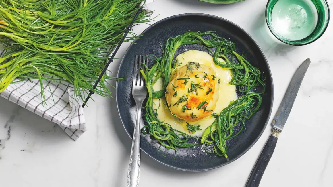 Piatto di pesce con salsa gialla e salicornia, un'idea per ricette senza glutine facili e gustose.