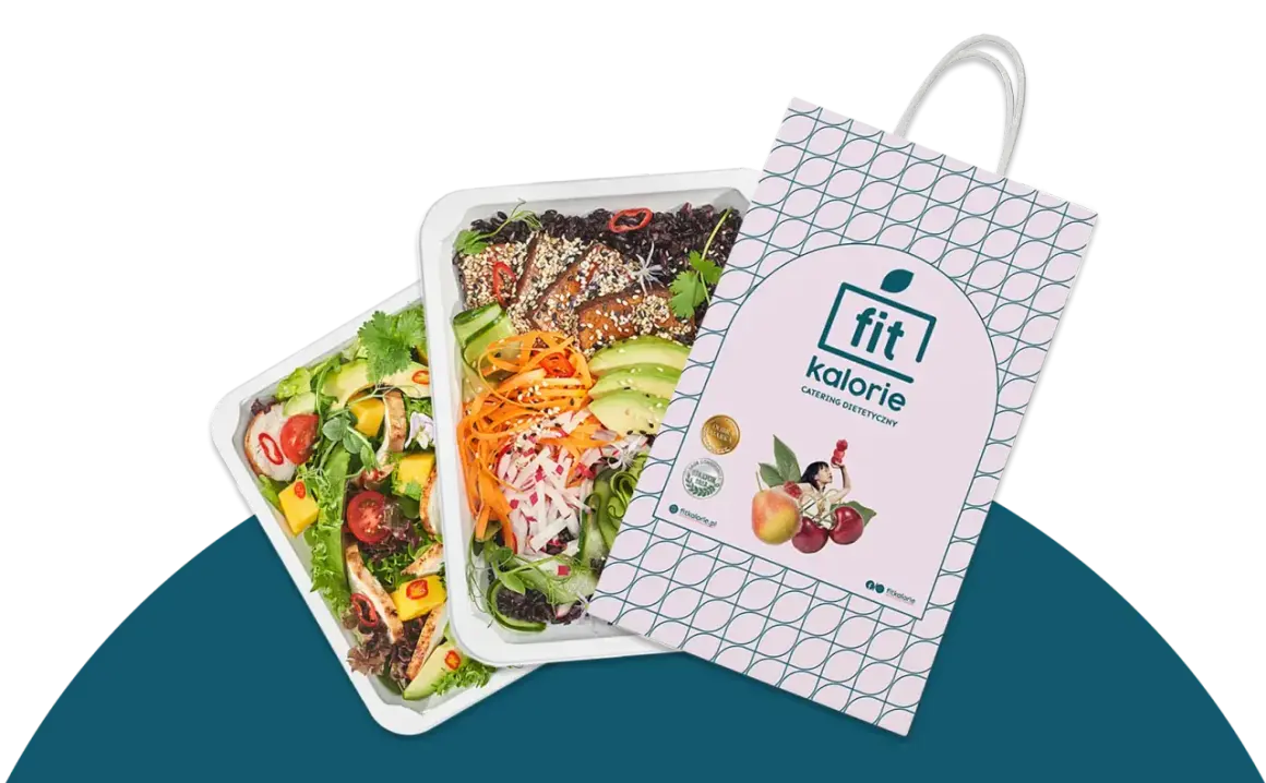 Dwa pudełka z pysznym jedzeniem i torba z logo "fit kalorie". Opinie o cateringu są pozytywne!