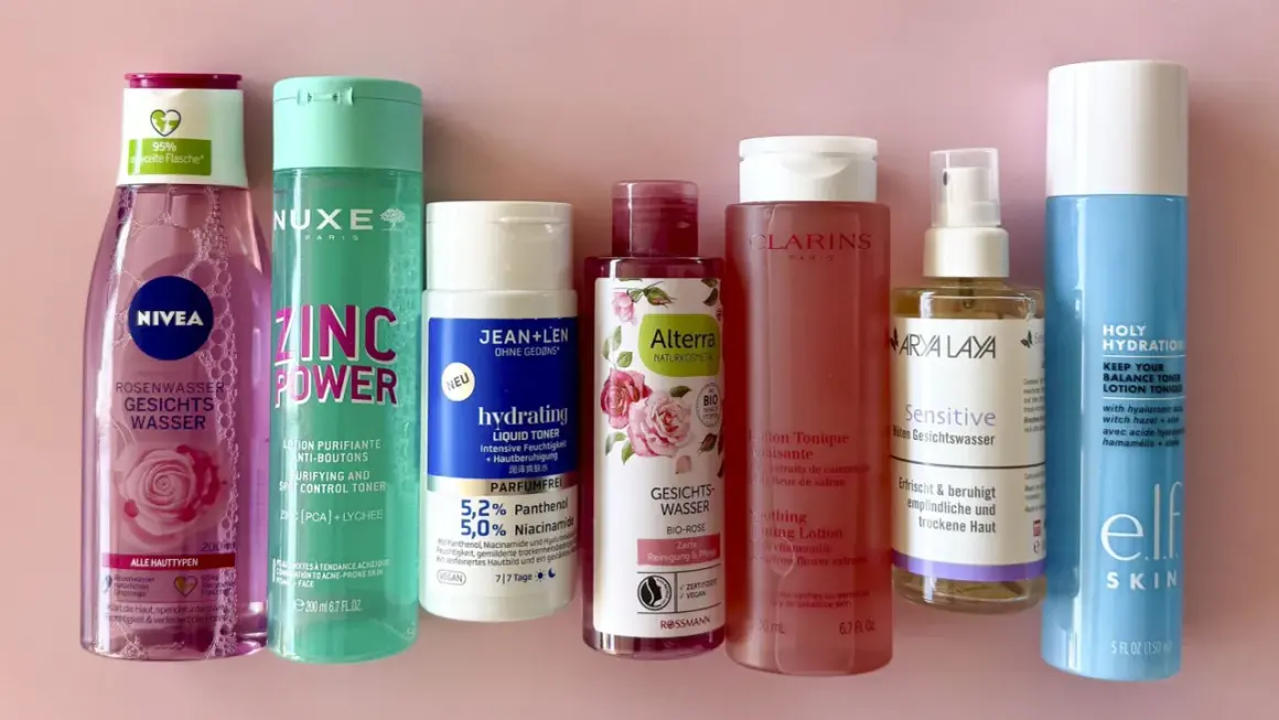 Vergleich von Toner und Gesichtswasser: Nivea Rosenwasser, Nuxe Zinc Power, Jean+Len Hydrating Liquid Toner, Alterra Bio-Rose, Clarins Soothing Toning Lotion, Arya Laya Sensitive Blüten Gesichtswasser, Elf Holy Hydration.