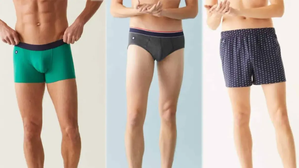 Trois hommes présentent des sous-vêtements : un slip vert, un boxer gris et un boxer à pois bleus.