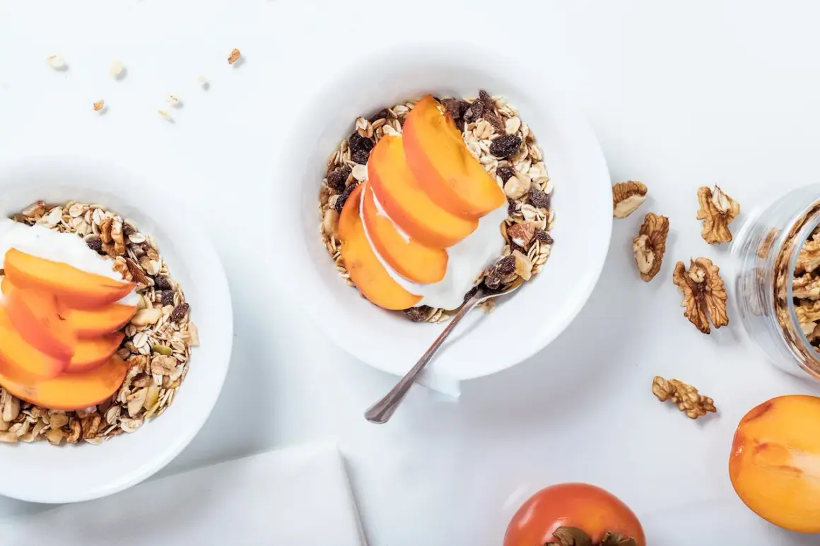 Bol de granola avec yaourt, fruits et noix. Le flocon d'avoine, valeur nutritionnelle, est un excellent choix pour un petit-déjeuner sain.
