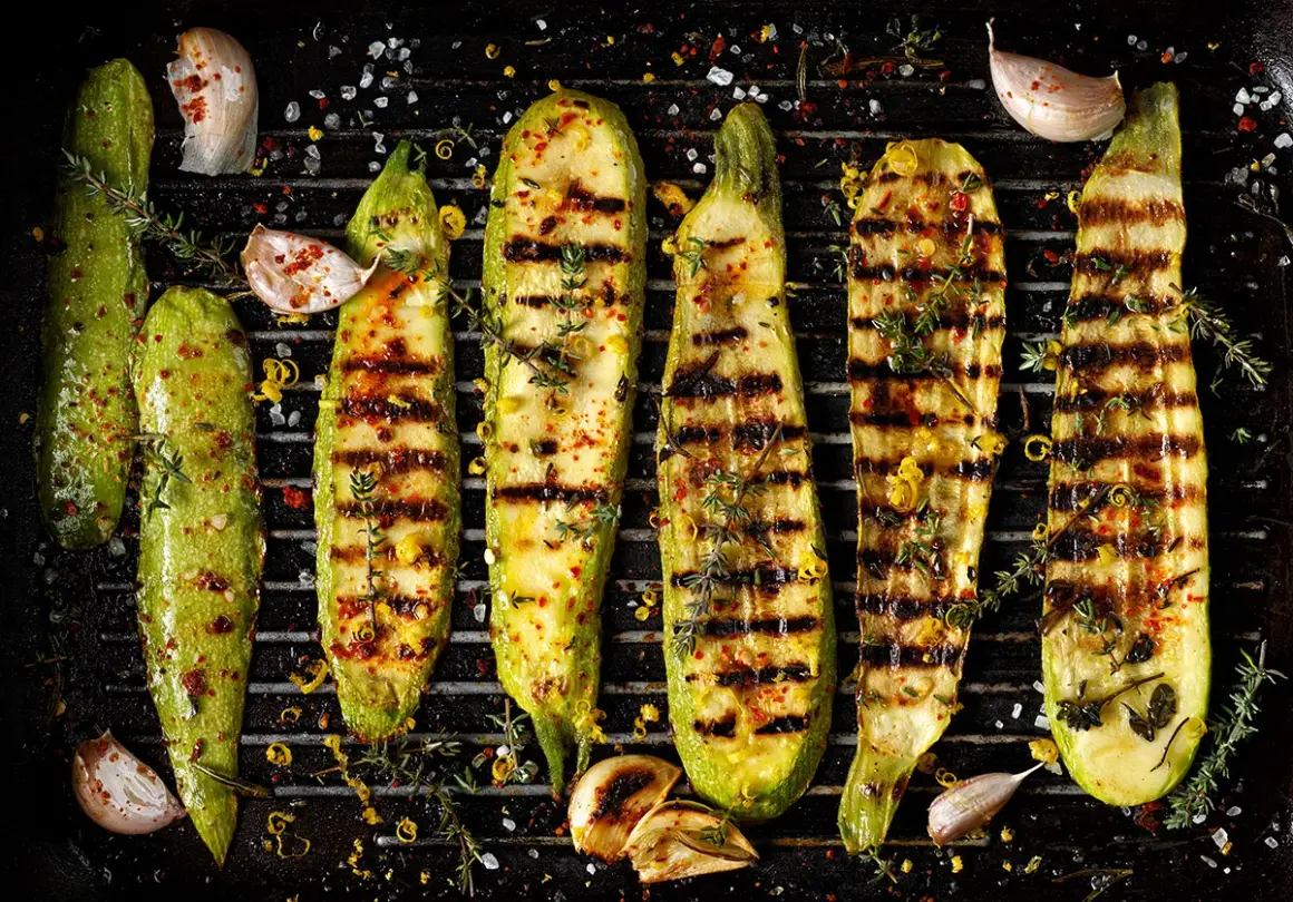 Grillad zucchini med vitlök, örter och citronzest. Perfekt som tillbehör till sommarmiddagen.