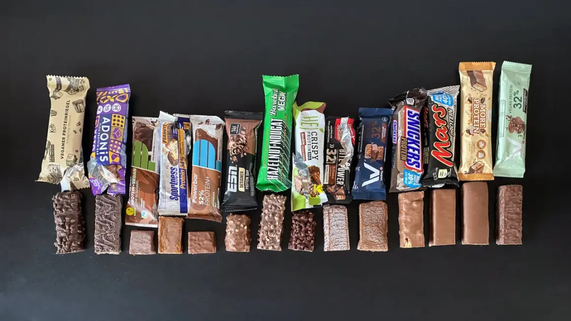 Eine Auswahl an Proteinriegeln, ideal, wenn man wann Proteinriegel essen möchte. Verschiedene Marken und Geschmacksrichtungen.
