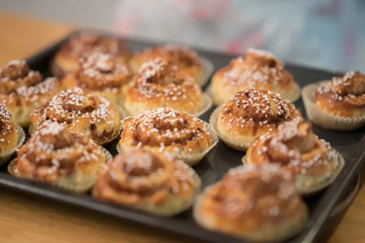 Nybakade kanelbullar, perfekta att baka glutenfritt. Dessa gyllene godsaker med pärlsocker ser ljuvliga ut.