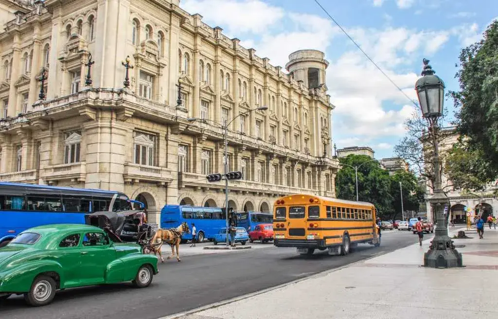 Kuba: Jak wybrać biuro podróży? Poradnik i porównanie