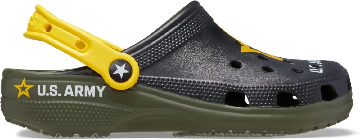 Crocs militari con logo U.S. ARMY e stella gialla. Suola verde e tomaia nera con dettagli gialli.