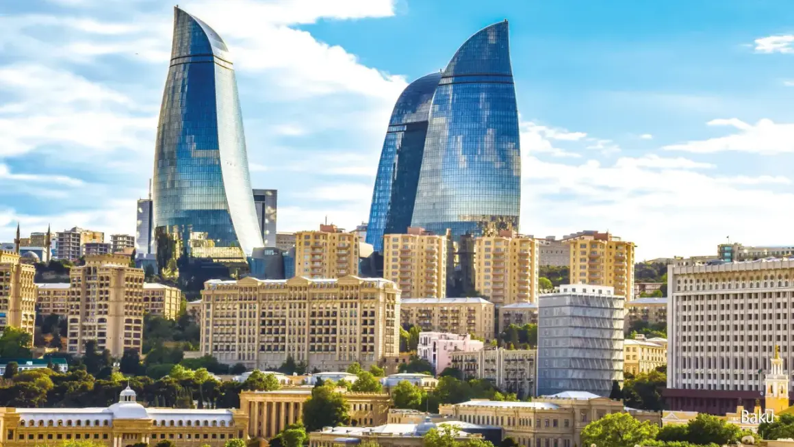 Nowoczesne wieżowce Flame Towers w Baku, symbolizujące rozwój i bezpieczeństwo Azerbejdżanu, na tle błękitnego nieba.