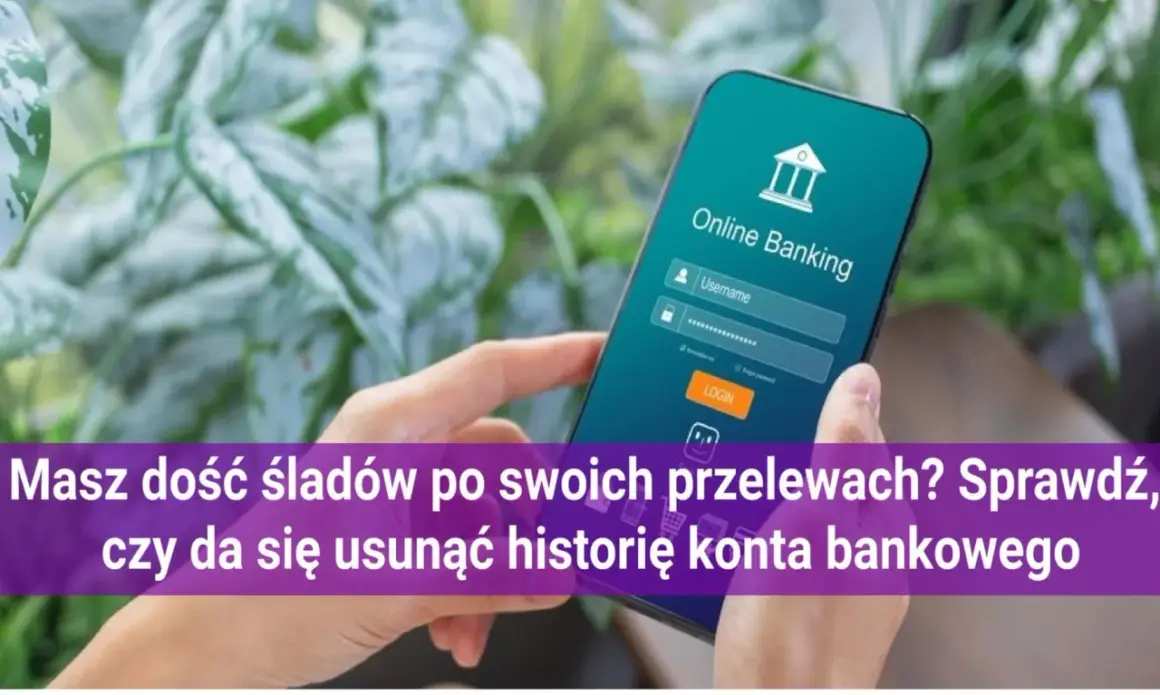 Masz dość śladów po swoich przelewach? Sprawdź, czy da się usunąć historię konta bankowego. Dłoń trzyma smartfon z aplikacją bankowości online.